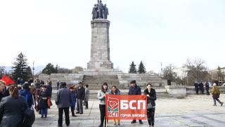 Хора се стичат да бранят Паметника на Съветската армия, гъмжи от полиция СНИМКИ