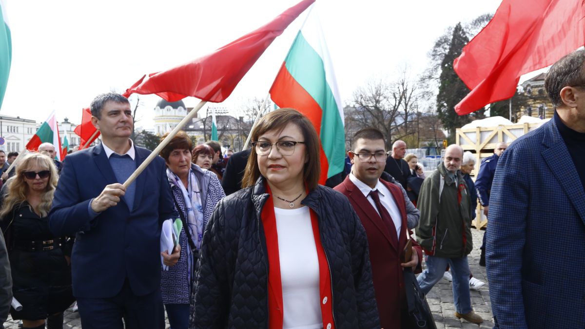 Защитници на Паметника на Съветската армия атакуваха с яйца и червена боя общината БЛИЦ TV