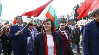 Защитници на Паметника на Съветската армия атакуваха с яйца и червена боя общината БЛИЦ TV