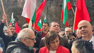 Нинова: Нито един паметник не трябва да се разрушава. Те са паметта за България