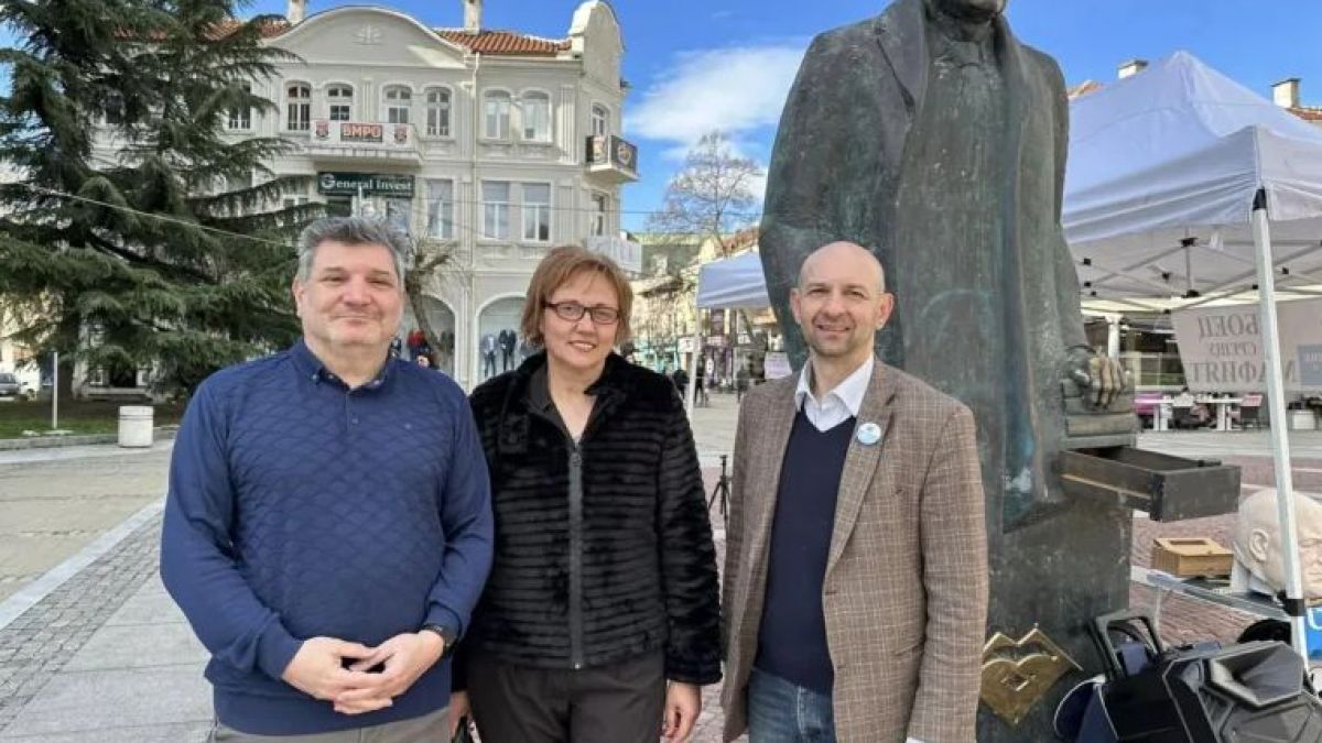 Копаят дъното: ДСБ-ар с пистолет, Ганев и Гюров от ПП/ДБ се гаврят с паметник на Борисов далеч от София