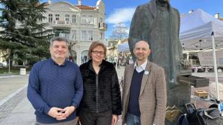 Копаят дъното: ДСБ-ар с пистолет, Ганев и Гюров от ПП/ДБ се гаврят с паметник на Борисов далеч от София