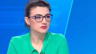В главицата на Ленчето се блъскат заблудени пеперуди, а нацията умира от смях