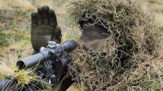 ВИДЕО 18+ от войната: Боец от ВСУ загина, уцелен от снайперист в главата