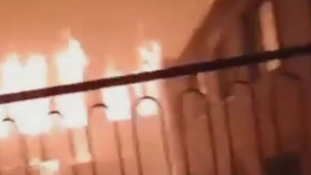 В Бахмут горят десетки сгради от района на позиции на ВСУ ВИДЕО