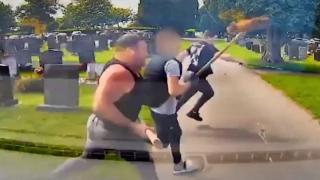 Мъже грабнаха мачете и бухалки, отидоха на гробище и стана страшно ВИДЕО