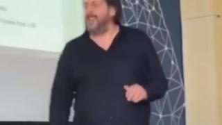 Преподавател от УНСС пее скандална чалга песен пред студентите ВИДЕО