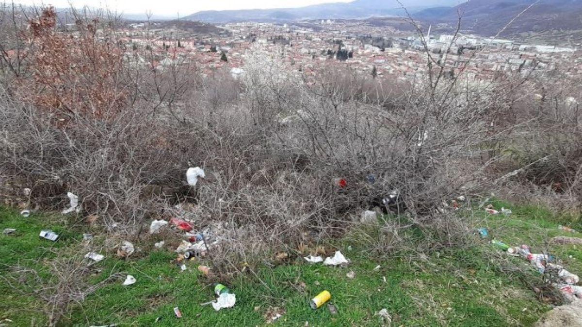 Мъж излезе на разходка в Пещера и избесня: Вижте се! Срам и позор! СНИМКИ
