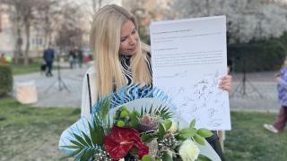 Екшън в Пловдив: Охранител каза на учителка, че е закопчал ученичка, а след това... ВИДЕО