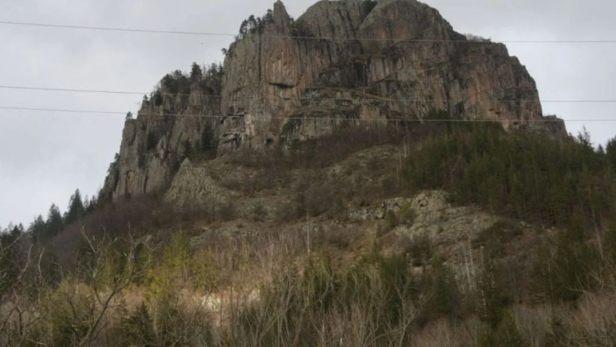 Зловеща находка в подножието на скала Невястата