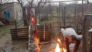 ВИДЕО от войната: Украинец се опита да запали руското знаме, но пламна целия и... 