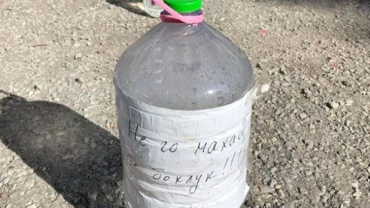 Шок в Търново! Туба със зловещо послание пази паркоместа СНИМКА