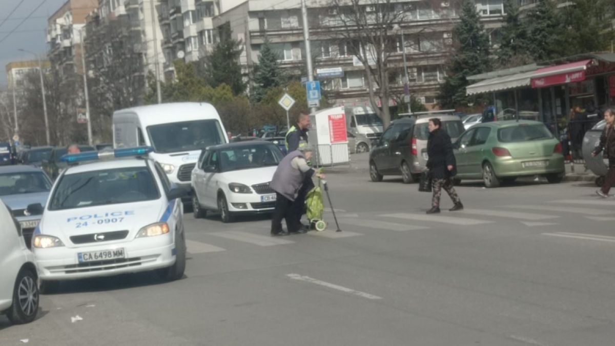 Полицай взриви мрежата с тази прекрасна постъпка СНИМКИ
