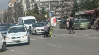 Полицай взриви мрежата с тази прекрасна постъпка СНИМКИ
