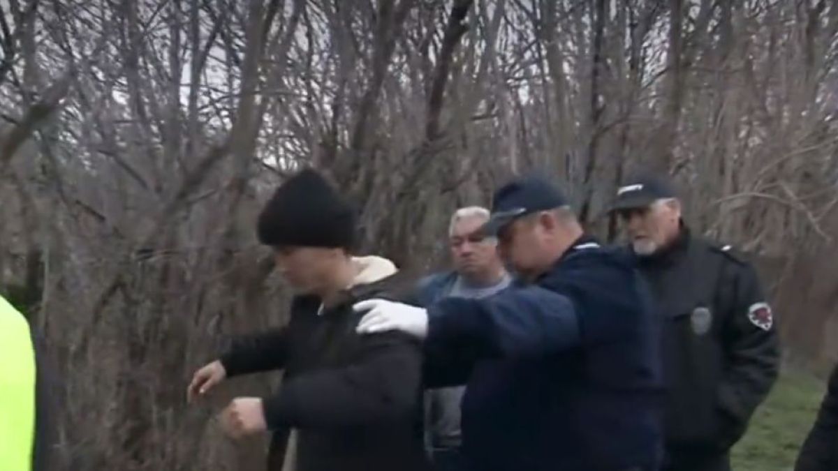 Ченгета тарашат съмнителни младежи в Бургаско, оказаха се... ВИДЕО  