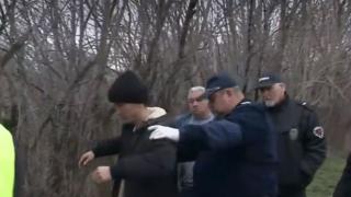 Ченгета тарашат съмнителни младежи в Бургаско, оказаха се... ВИДЕО  