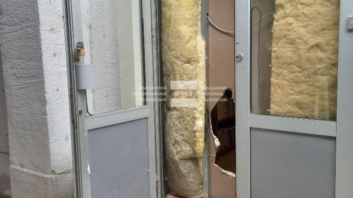 Ето какво оставиха след себе си вандалите, трошили българския клуб в Скопие СНИМКИ