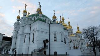 „Задават се ужасни неща“: Екстрасенска проучи черните кръстове на Киевско-Печорската лавра и откри следи от демони