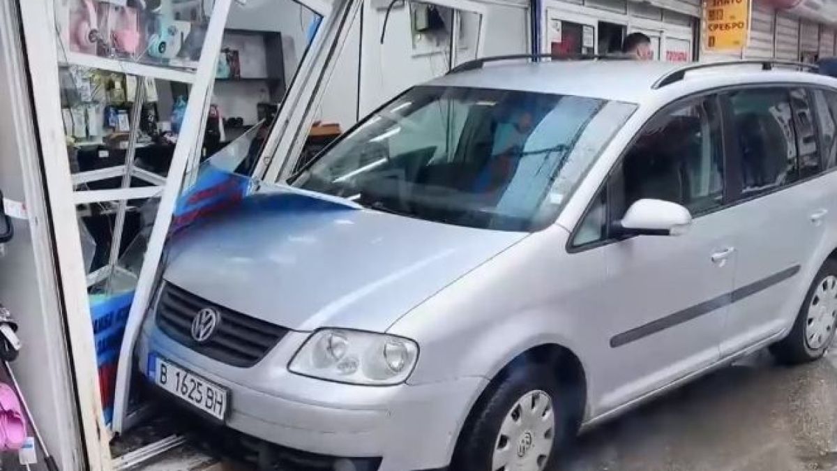 Кола се вряза в магазин на оживен пазар във Варна ВИДЕО