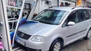 Кола се вряза в магазин на оживен пазар във Варна ВИДЕО