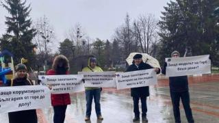  „Атентат“: Родилка от ДБ води пет човека на протест срещу Борисов