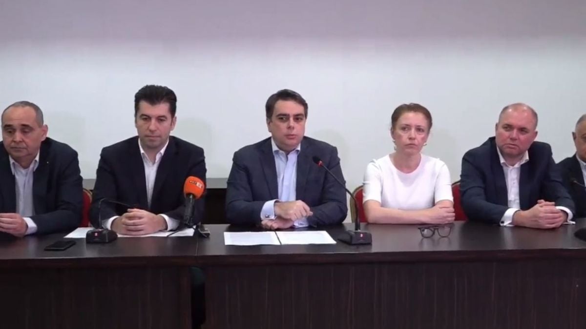 Асен Василев заговори за оставката на Росица Велкова, но... ВИДЕО