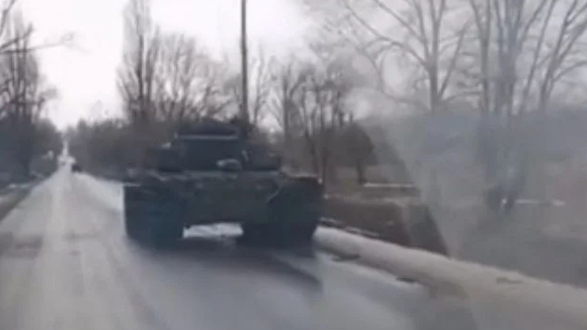 Зрелищни ВИДЕА: Изпреварването на танк по шосето е много лоша идея