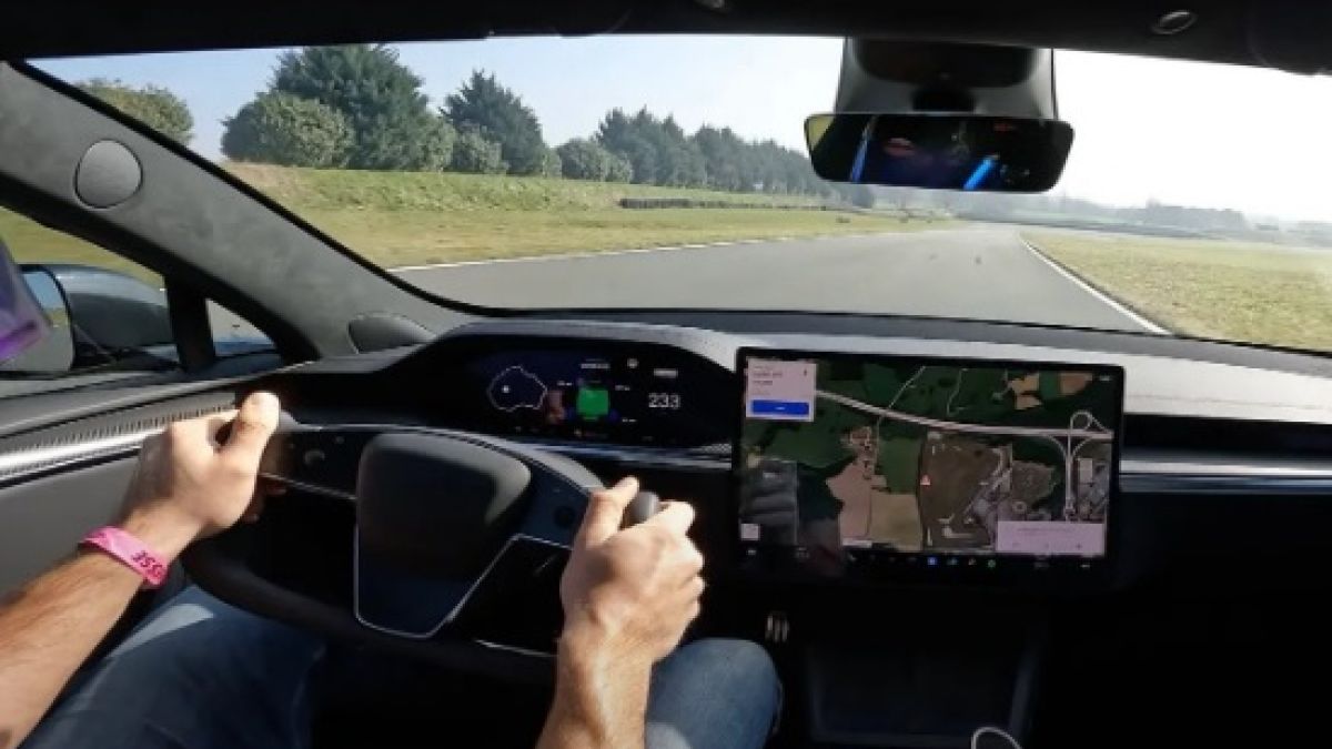 Почувствайте от първо лице как Tesla S Plaid ускорява до 350 км/ч ВИДЕО
