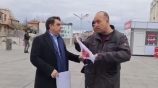 Брутално ВИДЕО: Посрещнаха Асен Василев с кървави бикини в Пловдив, едва го отърваха от линч