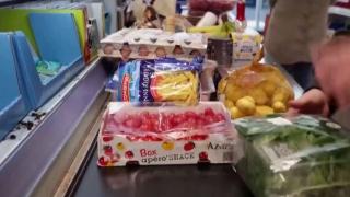 Скандално: Във Франция намалиха цените на вредните храни ВИДЕО