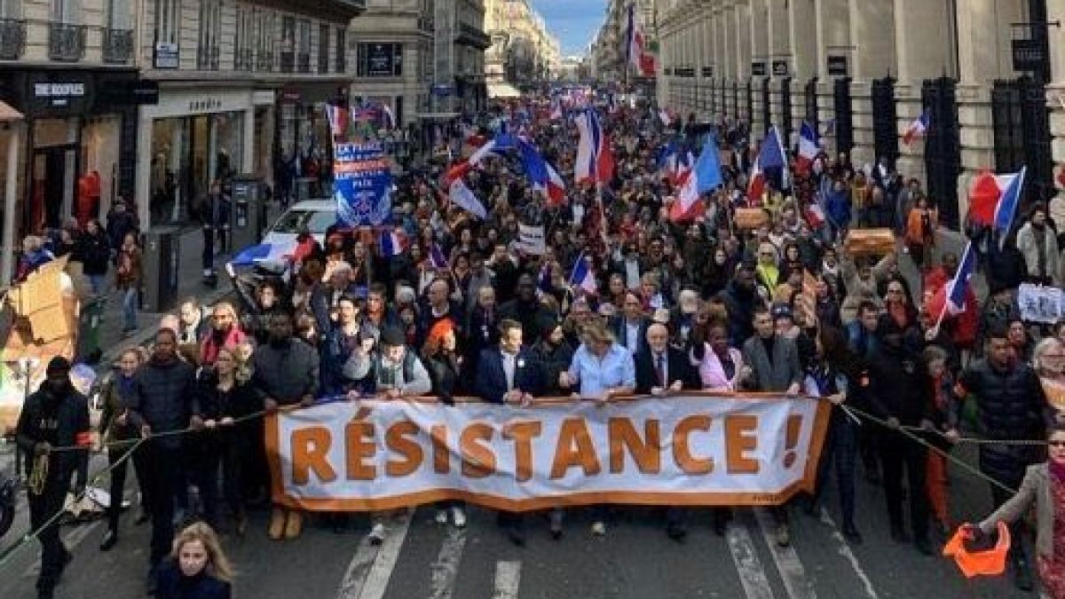 Мощна демонстрация против доставките на оръжия за Украйна в Париж ВИДЕО