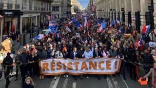 Мощна демонстрация против доставките на оръжия за Украйна в Париж ВИДЕО