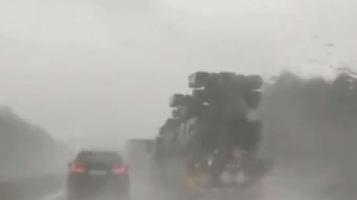 ВИДЕО от войната: Конвой от американски ЗРК Avenger се движи от Полша към Украйна
