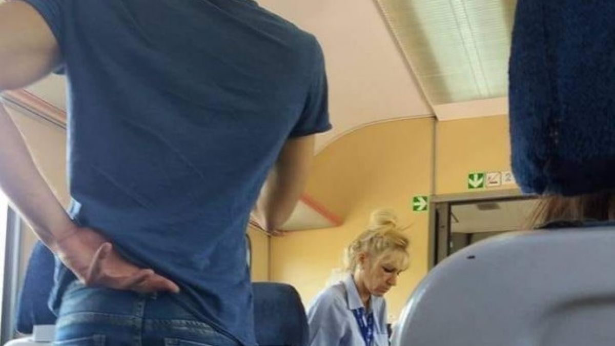 Кондукторка изгони пенсионерка без билет от влака, но млад мъж стана и... 