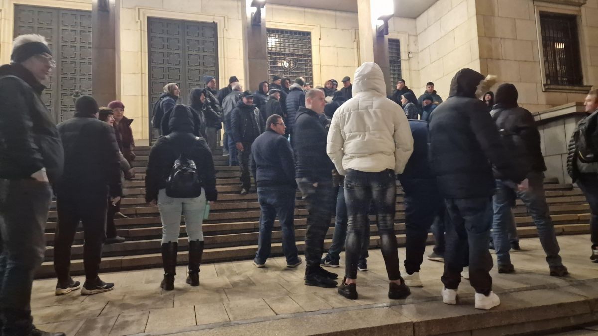 Дълги опашки се вият пред БНБ от ранни зори, ето причината СНИМКИ