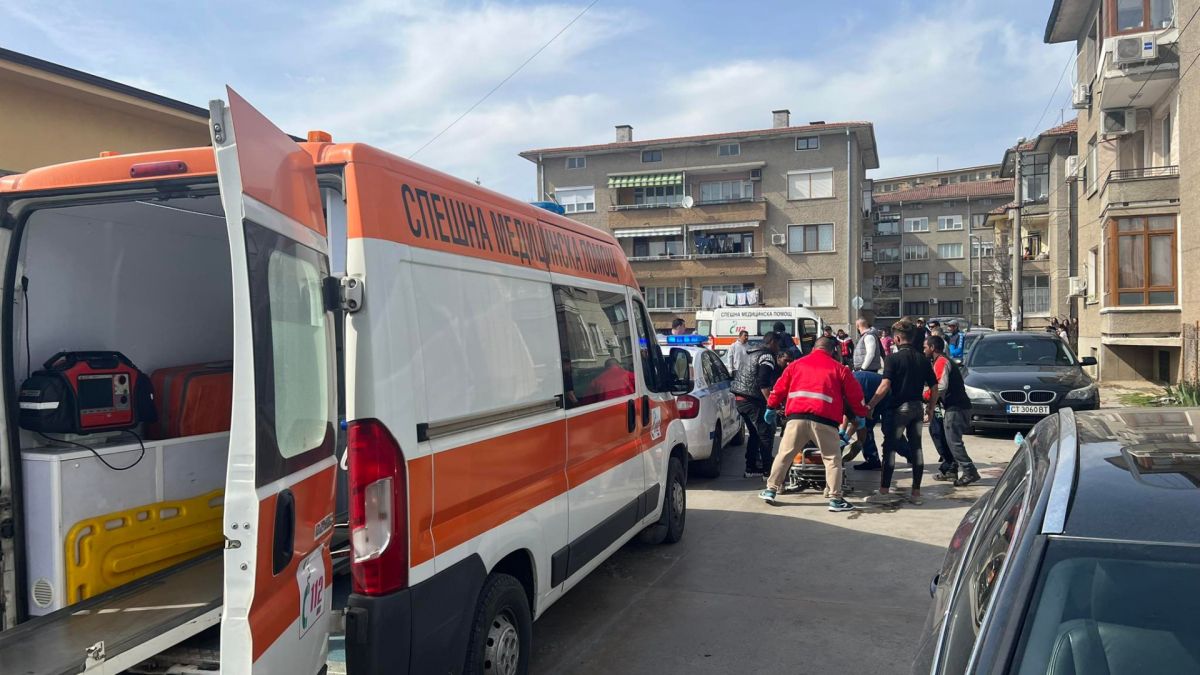 Роми лежат в локви кръв на паркинг в Казанлък, масов бой с лопати, брадви и колове  СНИМКИ 18+