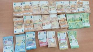 Мега удар! Родни митничари спипаха над 700 бона на...