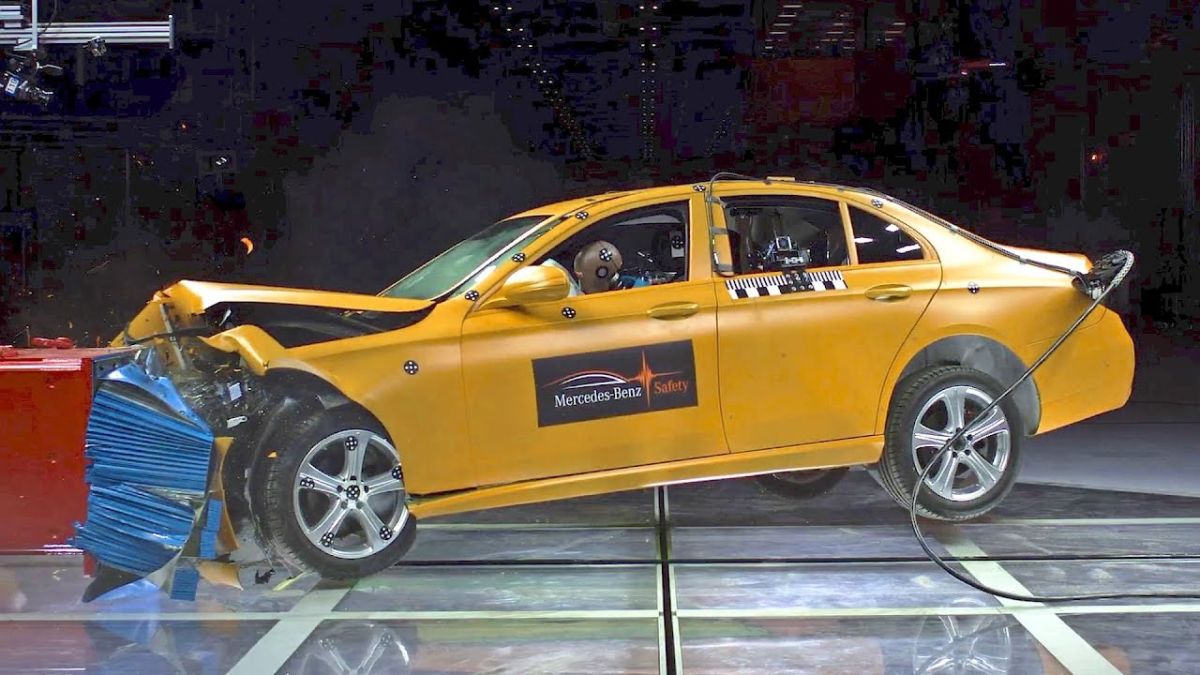 Краш-тест: Mercedes се удря в стена с 300 км/ч, ето какво се случва ВИДЕО