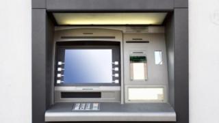 Перничанка изтегли 400 лв. и ги забрави на банкомата, а после... 