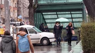 Сигнал до БЛИЦ: Джигит с Голф се заби в станция на метрото в центъра на София СНИМКА