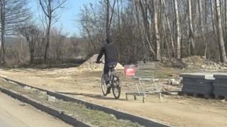 Цял Ботевград говори за този мъж с колело ВИДЕО 