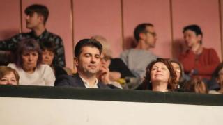 Лъсна поредна зрителна измама на Кирил Петков СНИМКИ