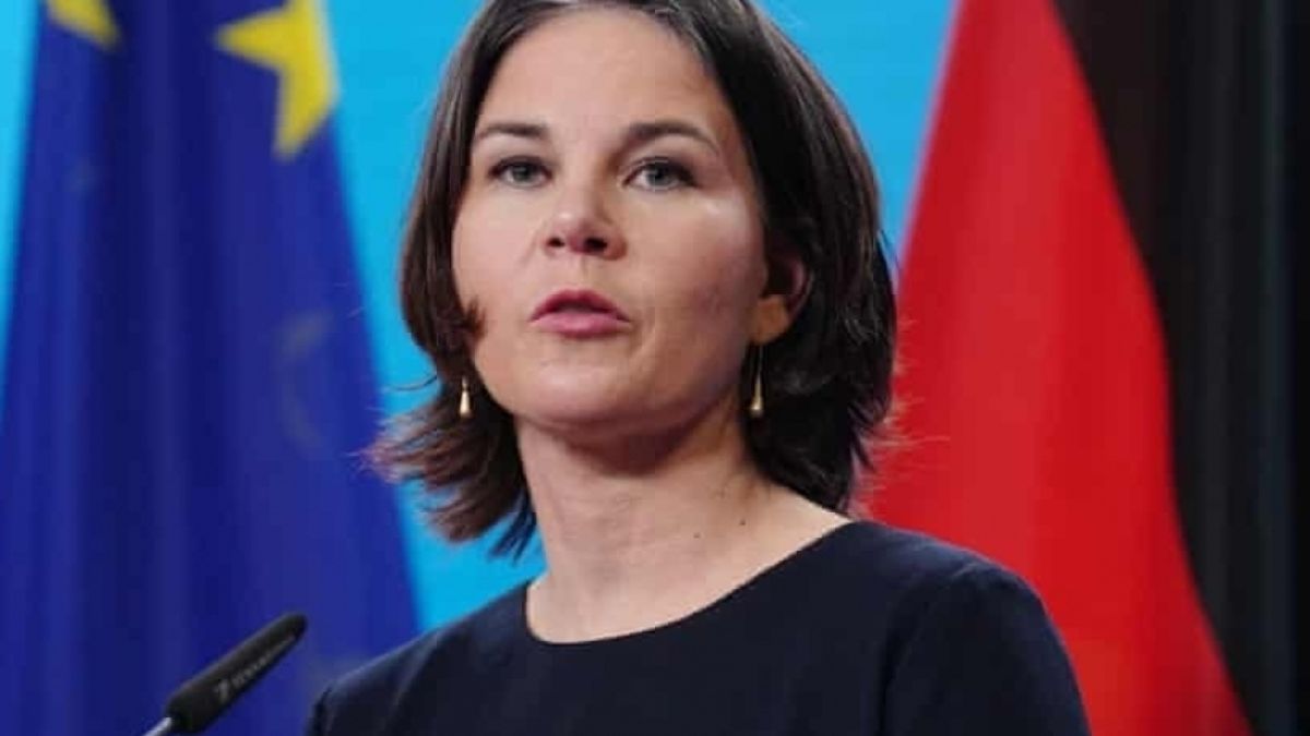 Аналена Бербок удари по масата в Скопие, югоносталгиците посърнаха