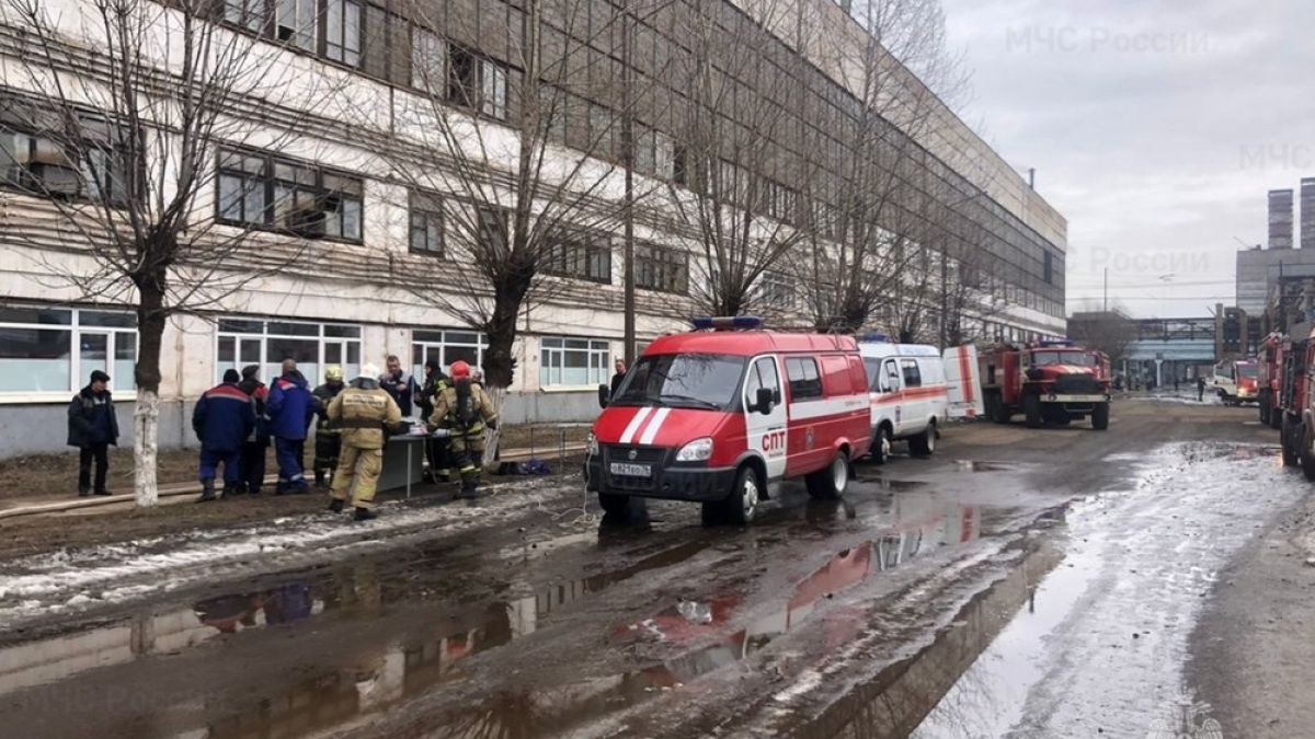 Руски завод за военни части избухна в пламъци СНИМКИ 