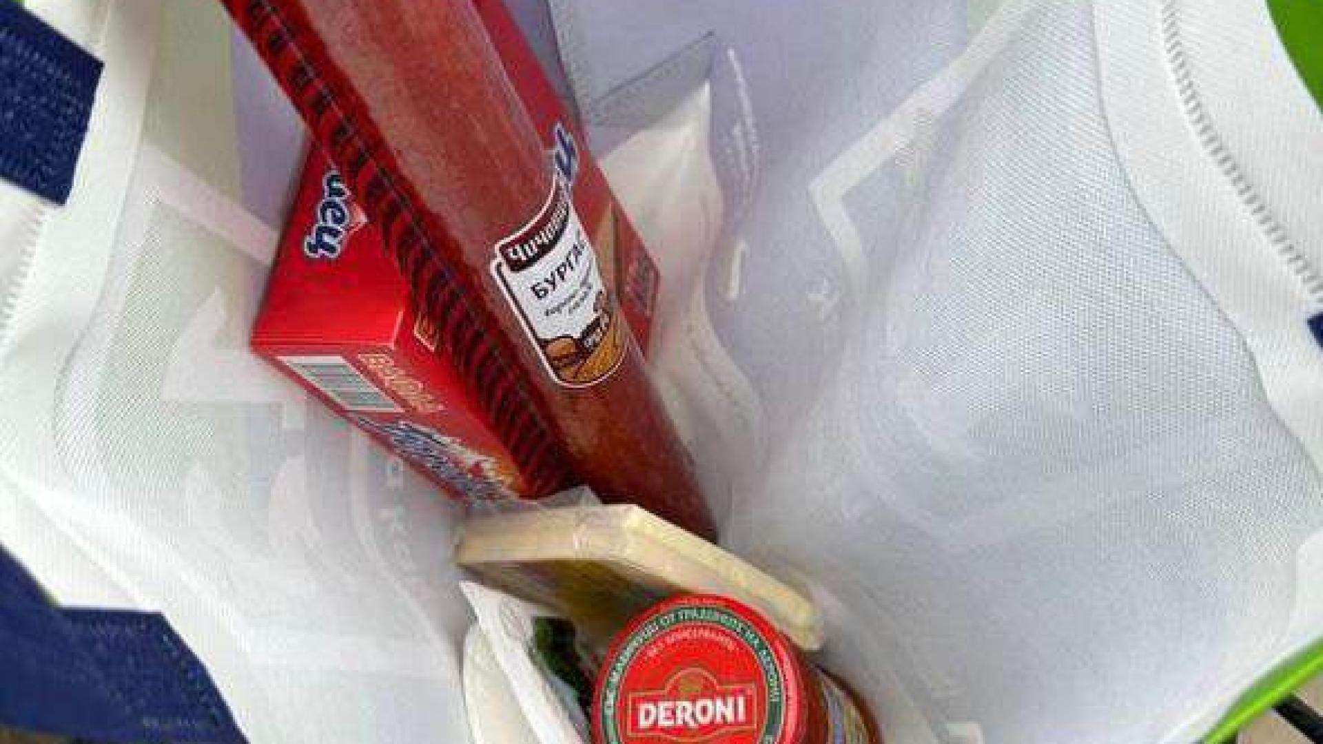 Скандално: Промяната подкупва жителите на Троян с подаяния във вид на храна СНИМКИ