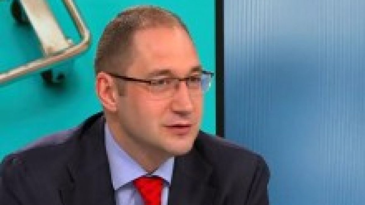 Експерти казаха с колко ще скочат заплатите през 2023 г.  