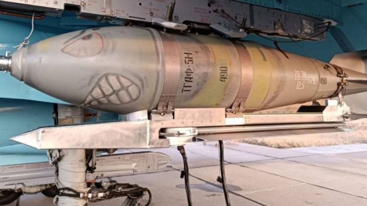 Русия вече бомбардира Украйна с аналог на американските планиращи бомби, с какво са опасни 