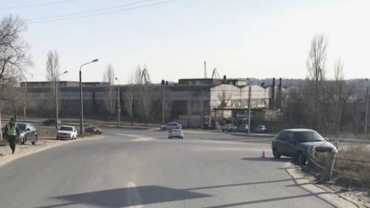 Зрелищни ВИДЕА: Млада шофьорка скочи в движение от колата си на пътя, вижте защо