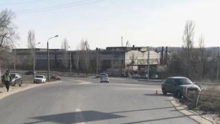 Зрелищни ВИДЕА: Млада шофьорка скочи в движение от колата си на пътя, вижте защо