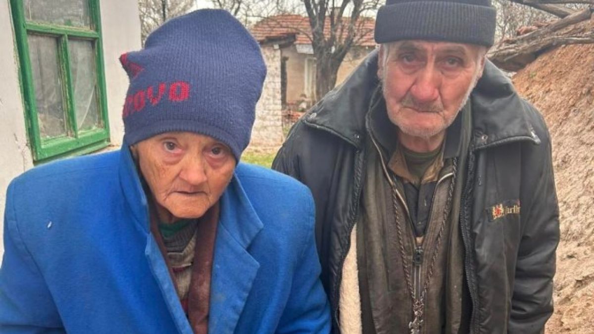 Потресаваща бедност: Дядо от Монтана бута жена си в количка за вар, за да я заведе на лекар